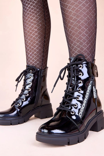 Botines negras de charol...