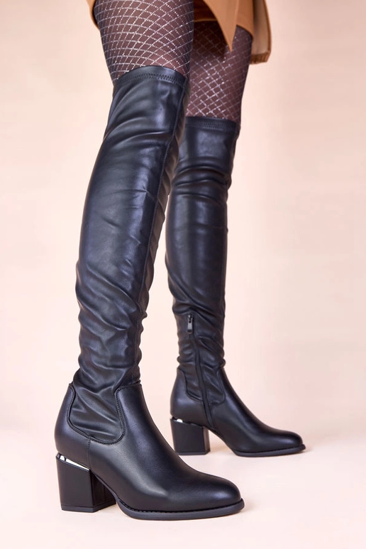 Botas negras de altura sobre la...