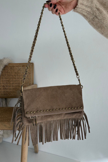 Bolso de ante sintético color arena oscuro con flecos y cadena Tarella