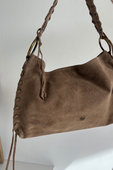 Bolso de ante sintético color arena oscuro con cordones decorativos Janelis