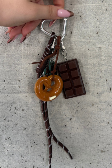 Llaveros o colgantes en forma de pretzel color chocolate con corazones Jorine