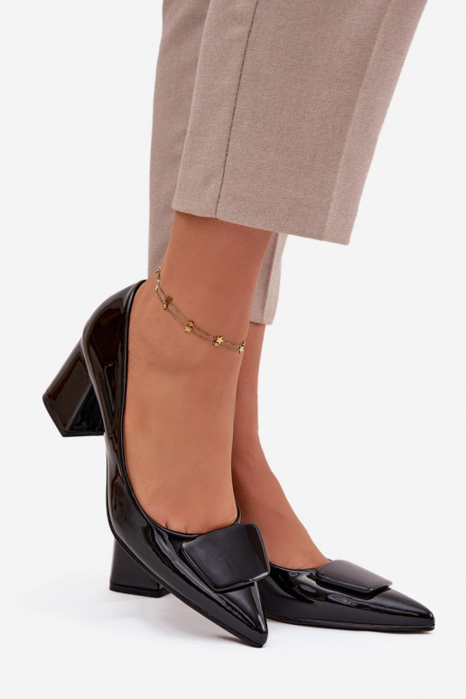 con efecto barniz Zapatos con tacones con adornos de color negro Isoline