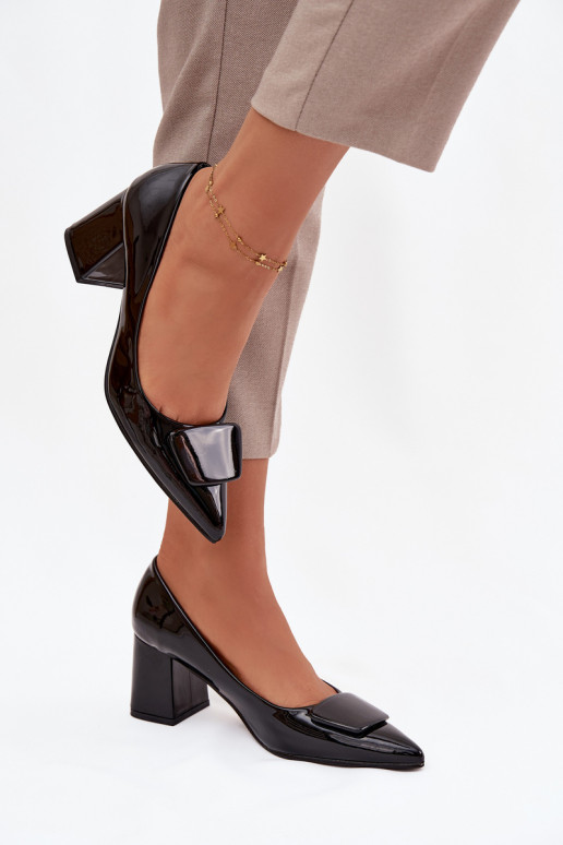 con efecto barniz Zapatos con tacones con adornos de color negro Isoline