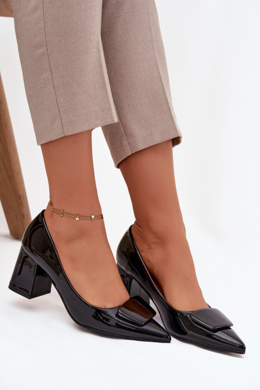 con efecto barniz Zapatos con tacones con adornos de color negro Isoline