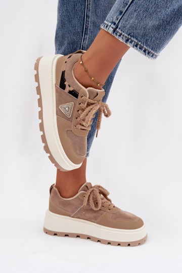 calentamiento Zapatillas modelo zapatos. Femenino con una plataforma beige Florinda