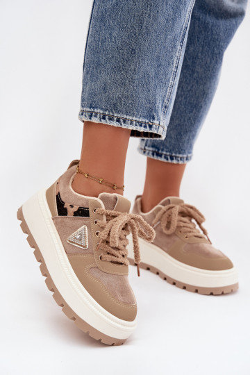 calentamiento Zapatillas modelo zapatos. Femenino con una plataforma beige Florinda 2