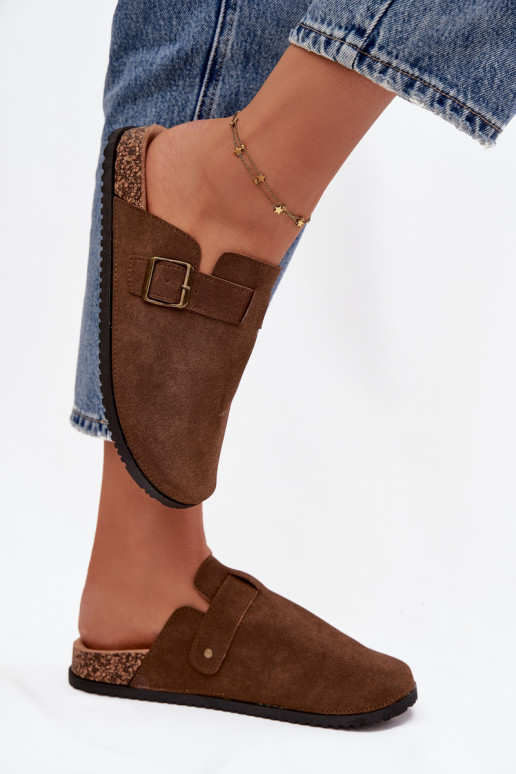 Zapatillas Zuecos Femenino i con una plataforma con hebillas color marrón Selio