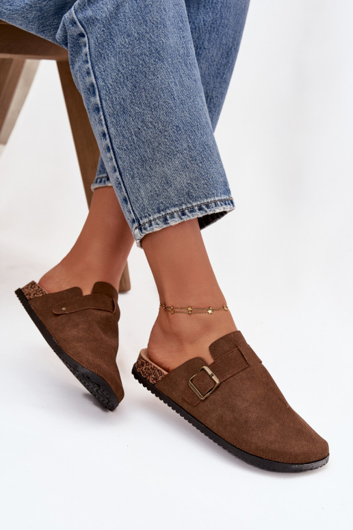 Zapatillas Zuecos Femenino i con una plataforma con hebillas color marrón Selio