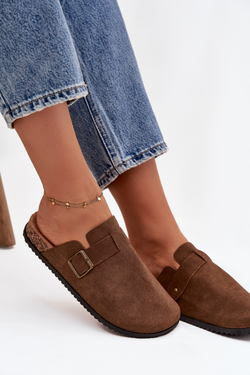 Zapatillas Zuecos Femenino i con una plataforma con hebillas color marrón Selio