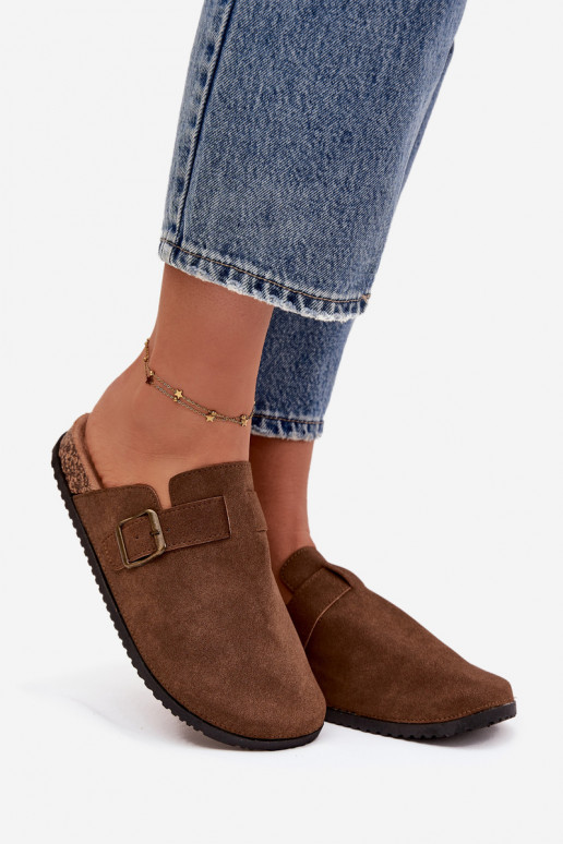 Zapatillas Zuecos Femenino i con una plataforma con hebillas color marrón Selio