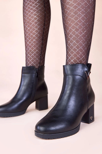 Botines negros con tacón y...