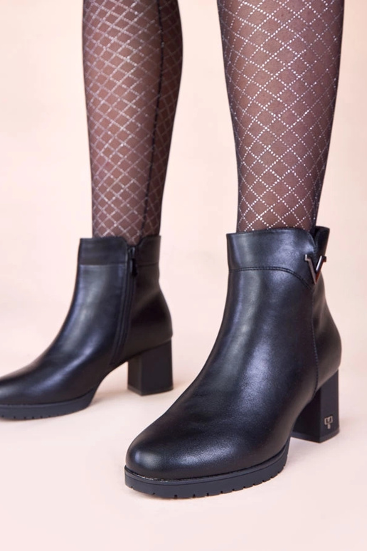 Botines negros con tacón y superficie...