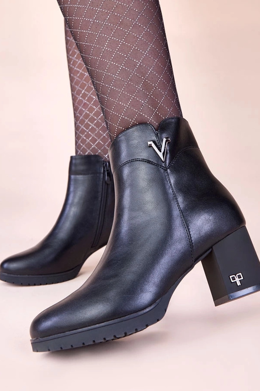 Botines negros con tacón y superficie...