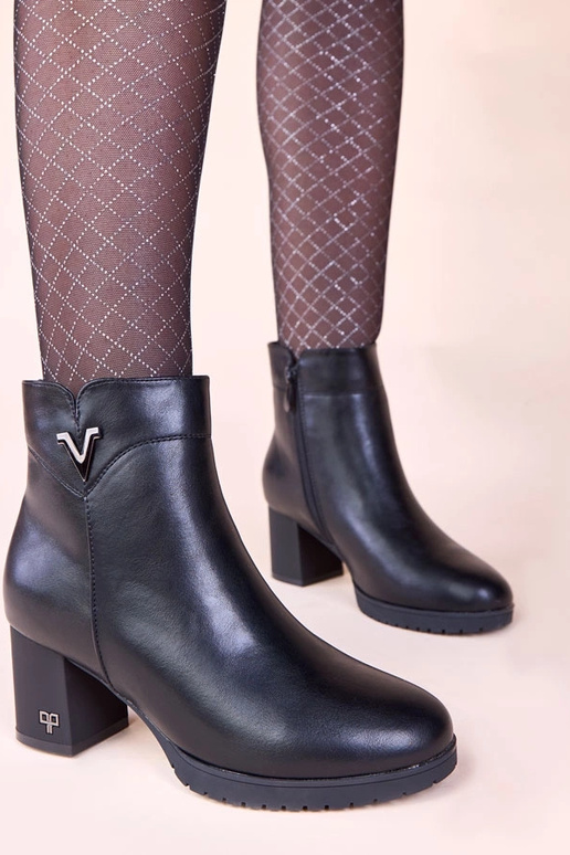 Botines negros con tacón y superficie...