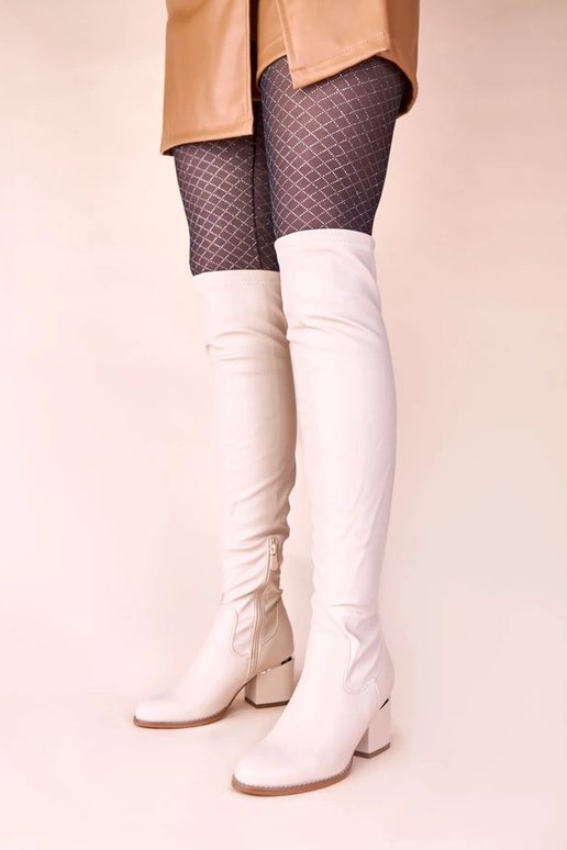 Botas altas color arena sobre la...