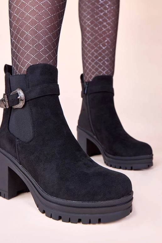 Botines negros con tacón y hebilla...