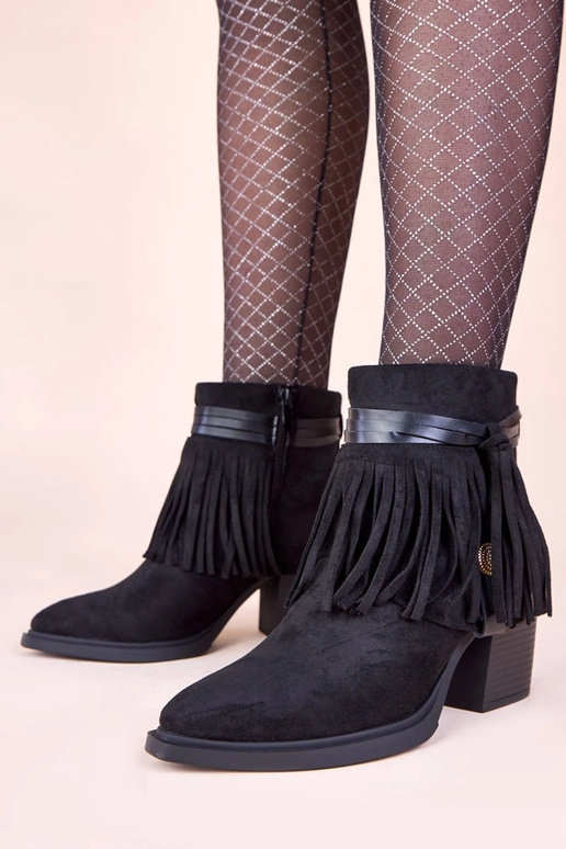 Botines negros con tacón adornados...