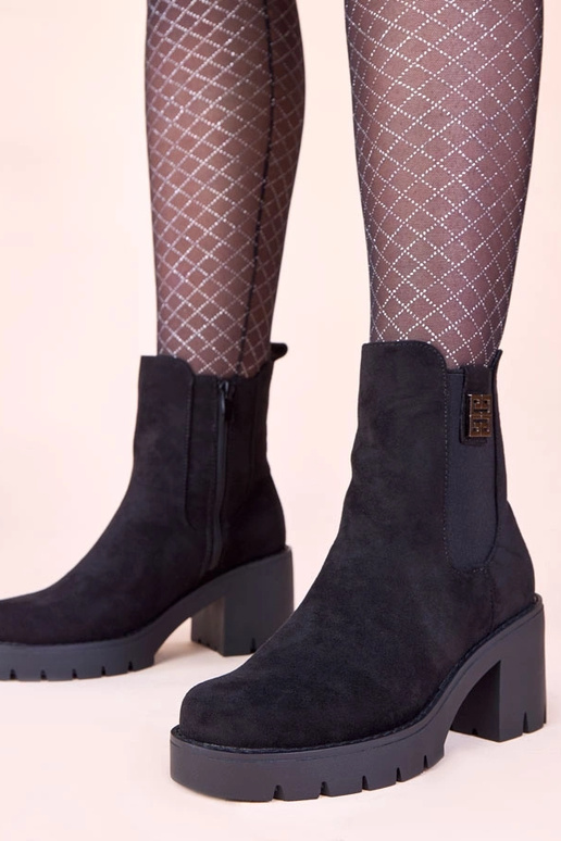 Botines negros con tacón y elástico...