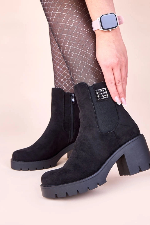 Botines negros con tacón y elástico...