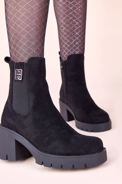 Botines negros con tacón y elástico...