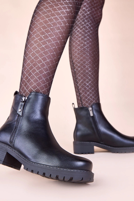 Botines negros con tacón delicado y...