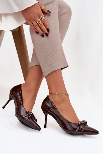Zapatos de tacón alto con efecto charol y lazos de color chocolate Janisse