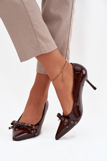 Zapatos de tacón alto con efecto charol y lazos de color chocolate Janisse 2