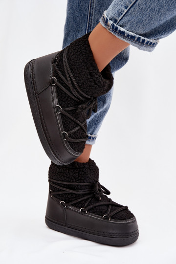 Botas de nieve Femenino con un abrigo de piel Typu Baranek con correas de color negro Belira