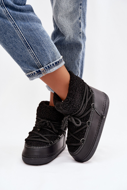 Botas de nieve Femenino con un abrigo de piel Typu Baranek con correas de color negro Belira