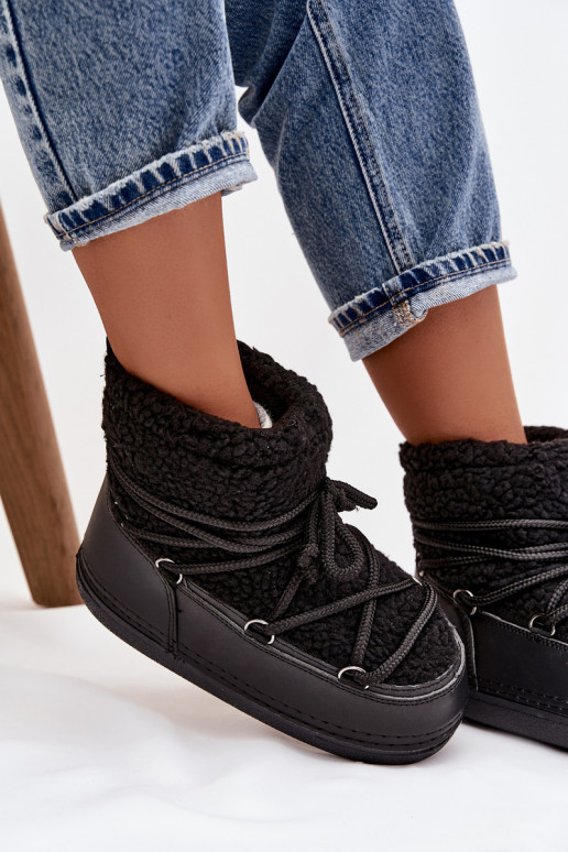 Botas de nieve Femenino con un abrigo de piel Typu Baranek con correas de color negro Belira