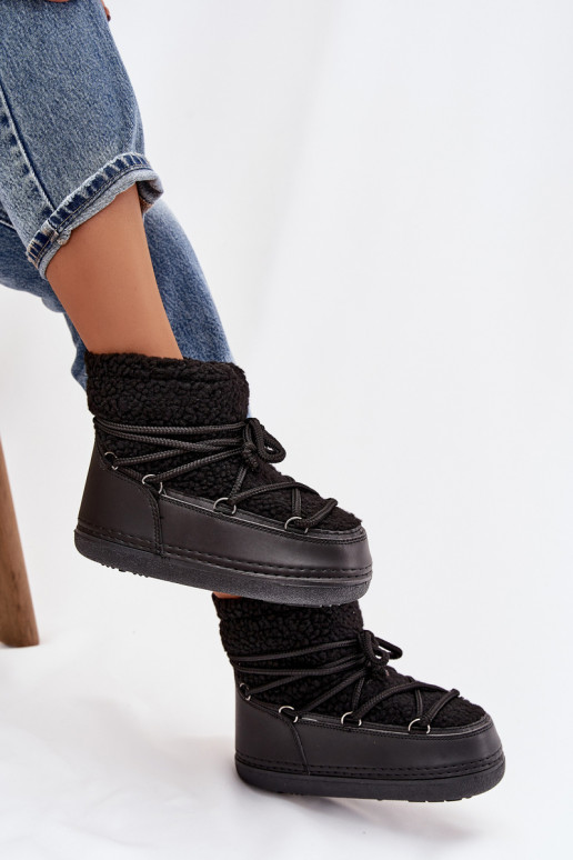 Botas de nieve Femenino con un abrigo de piel Typu Baranek con correas de color negro Belira