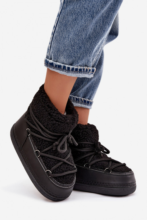 Botas de nieve Femenino con un abrigo de piel Typu Baranek con correas de color negro Belira