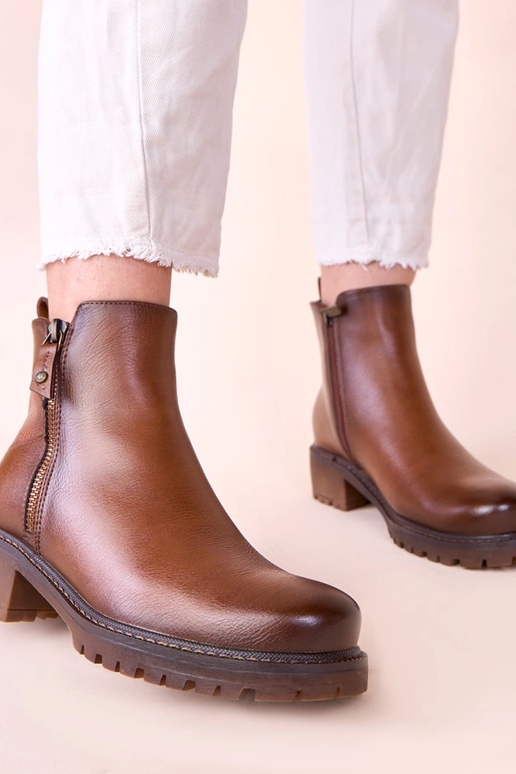 Botines marrones con tacón delicado y...