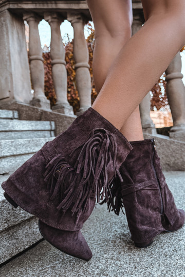 Botines color chocolate para mujer con flecos y hebillas doradas Evelisse 2