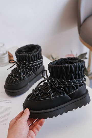 Botas de nieve para niños aisladas con forro interior de color negro