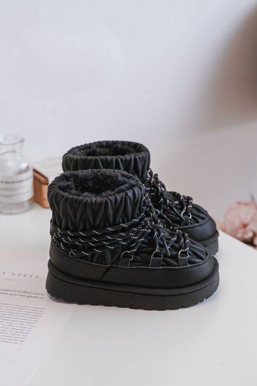 Botas de nieve para niños aisladas con forro interior de color negro