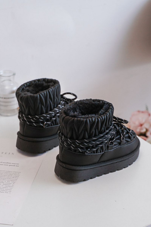 Botas de nieve para niños aisladas con forro interior de color negro