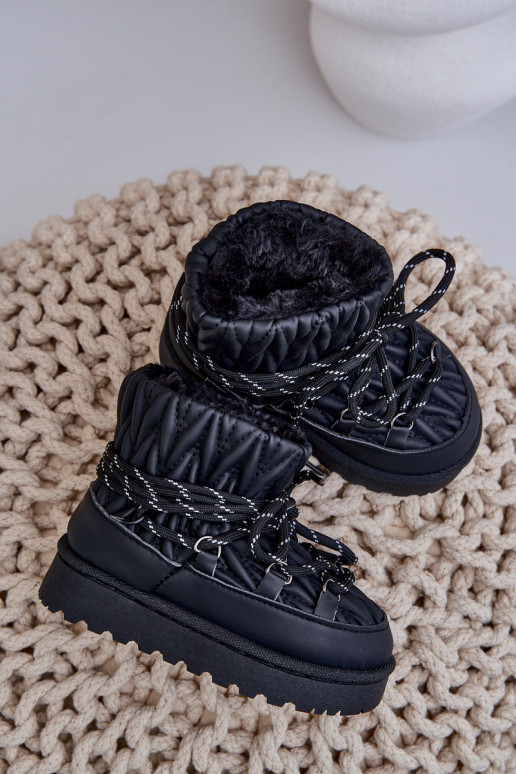 Botas de nieve para niños aisladas con forro interior de color negro
