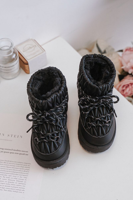 Botas de nieve para niños aisladas con forro interior de color negro