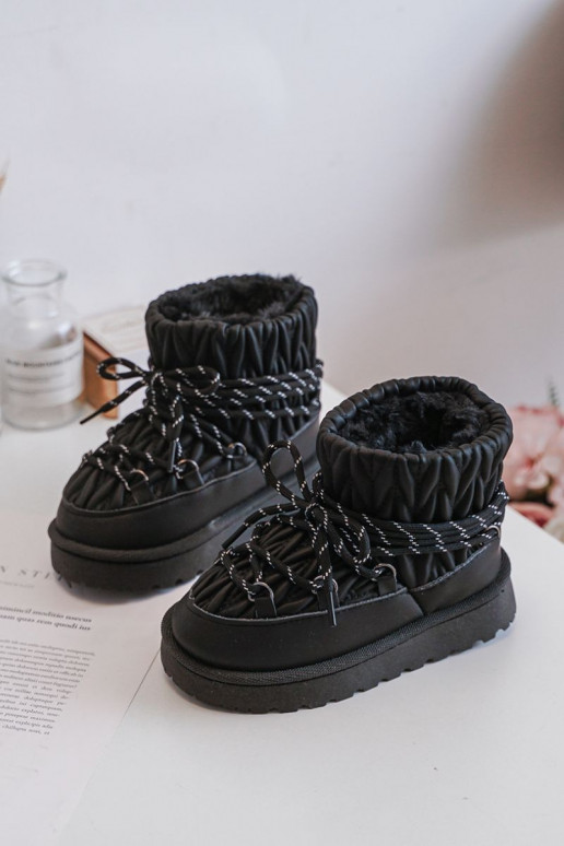 Botas de nieve para niños aisladas con forro interior de color negro