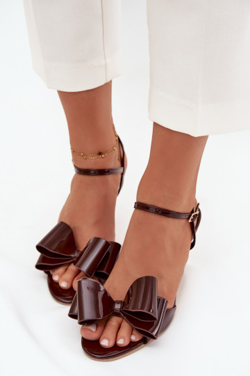 Sandalias de charol con tacones delgados y lazos color chocolate Noliva 2