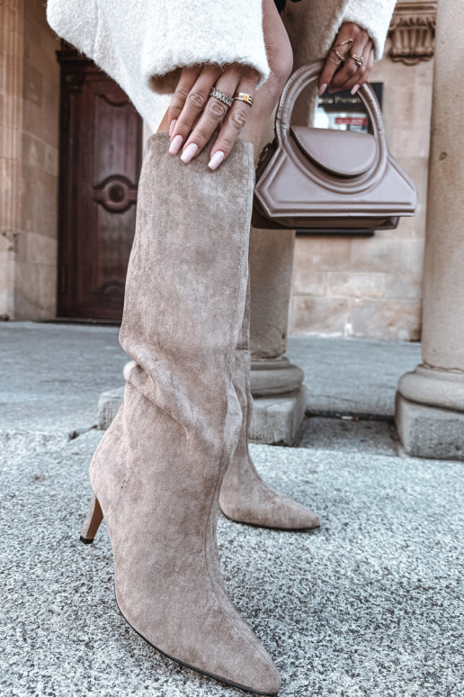 Botas de mujer de caña alta tipo easy-on con tacones finos de color arena Olivienne