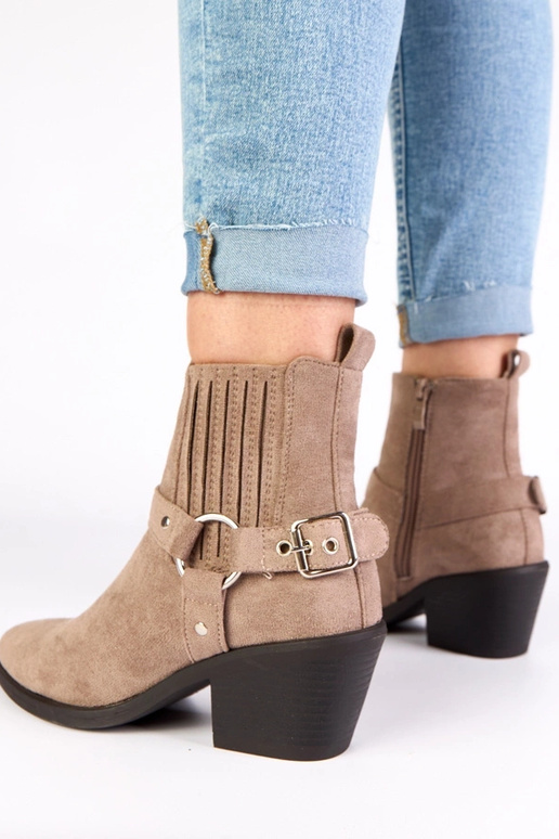 Botines grises con tacón y hebillas...