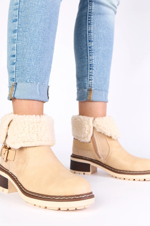 Botines color arena con tacón y caña...