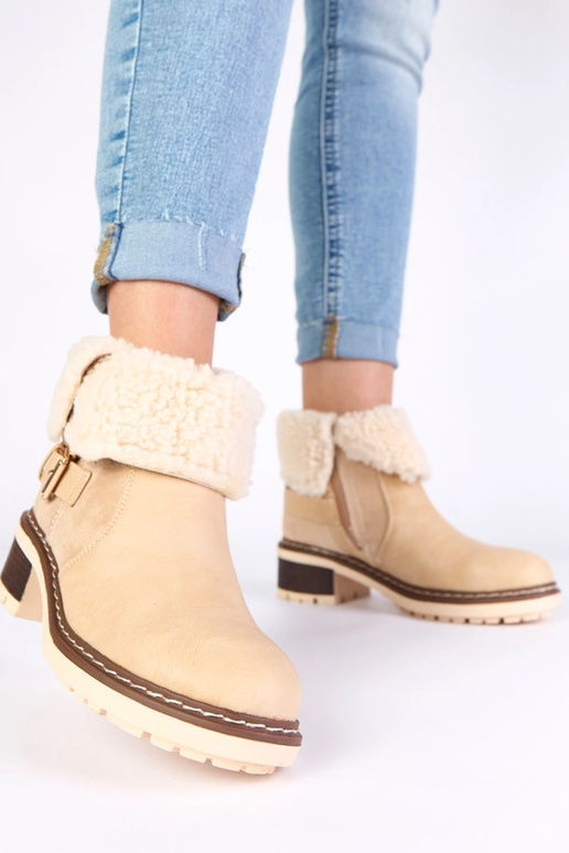 Botines color arena con tacón y caña...