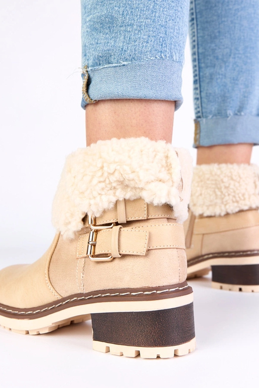 Botines color arena con tacón y caña...