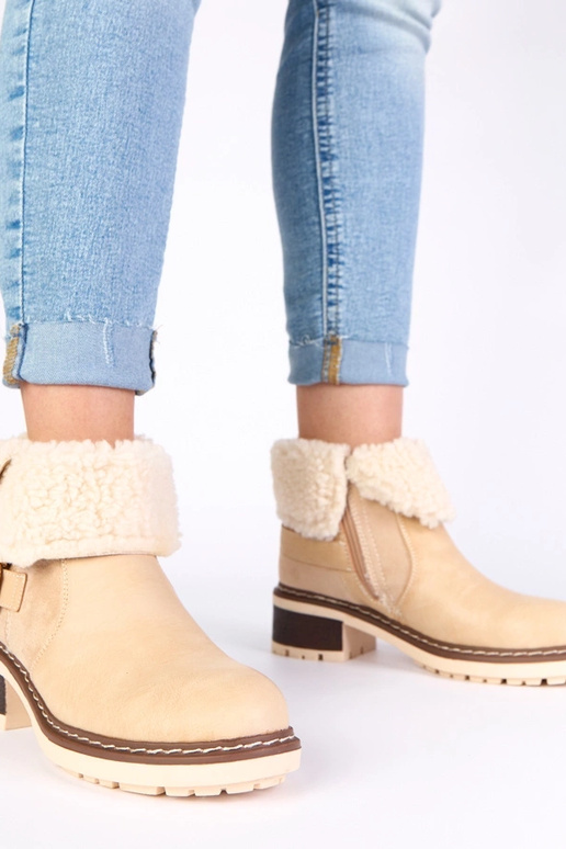 Botines color arena con tacón y caña...