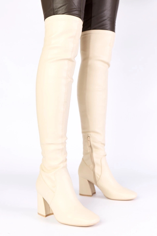 Botas largas color arena por encima...