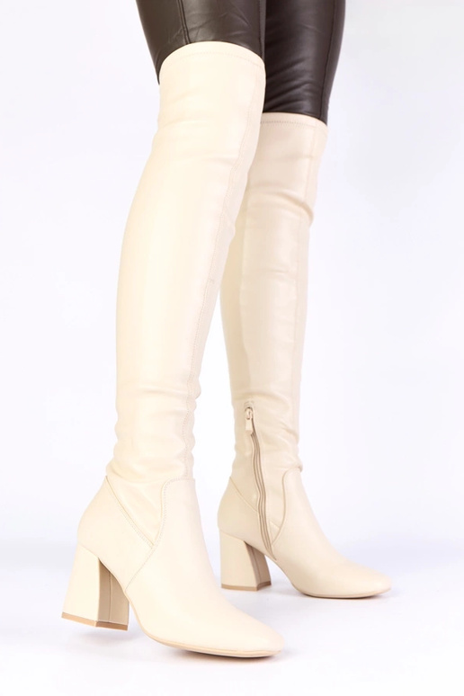 Botas largas color arena por encima...