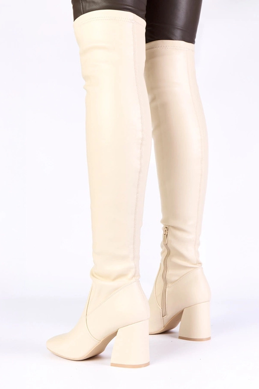 Botas largas color arena por encima...